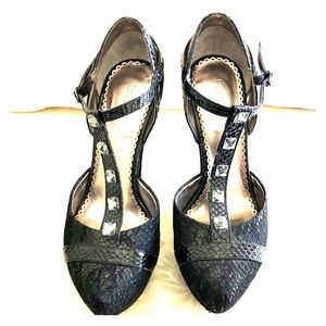 Very SEXY Bebe black snakeskin platform wedges